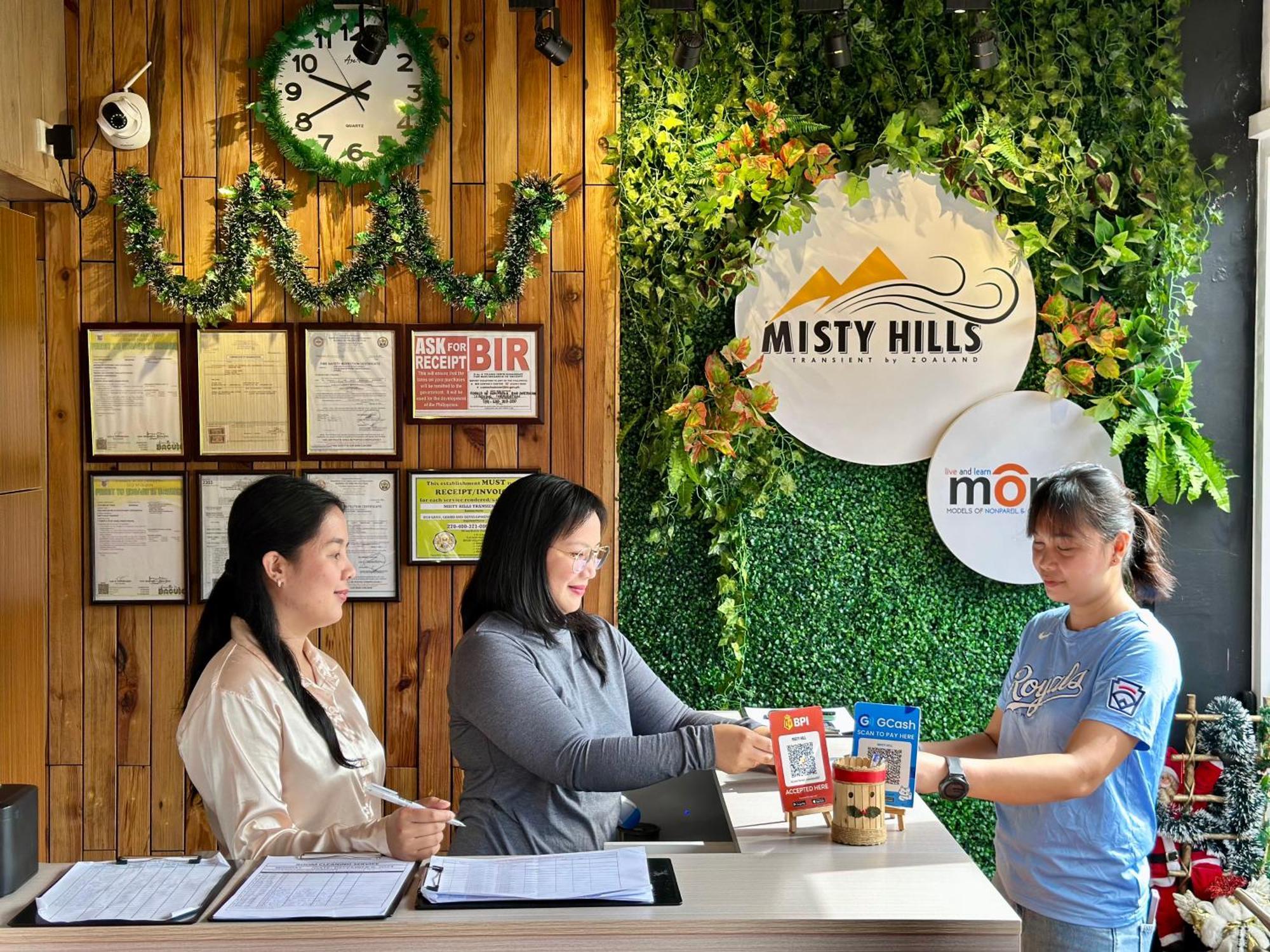 バギオ Misty Hillsアパートホテル エクステリア 写真